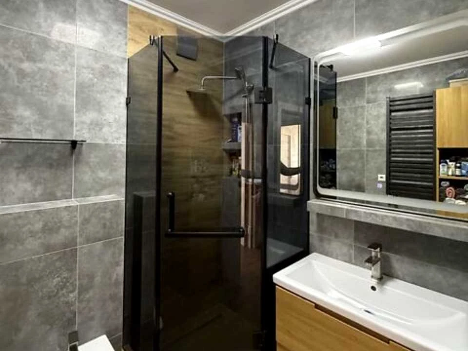 Apartment. Chernivtsi, Komarivska Street