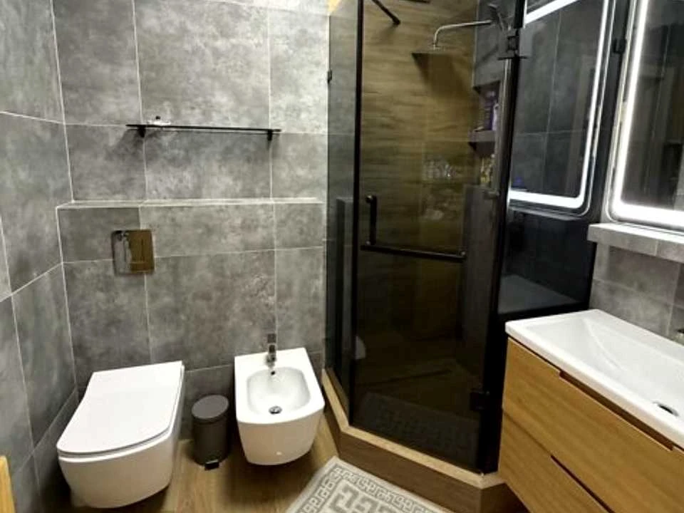 Apartment. Chernivtsi, Komarivska Street