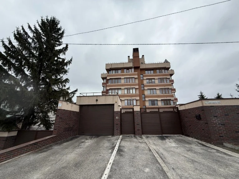Продається 3-кімнатна квартира 160м2. Центральна частина міста. Клубний будинок
