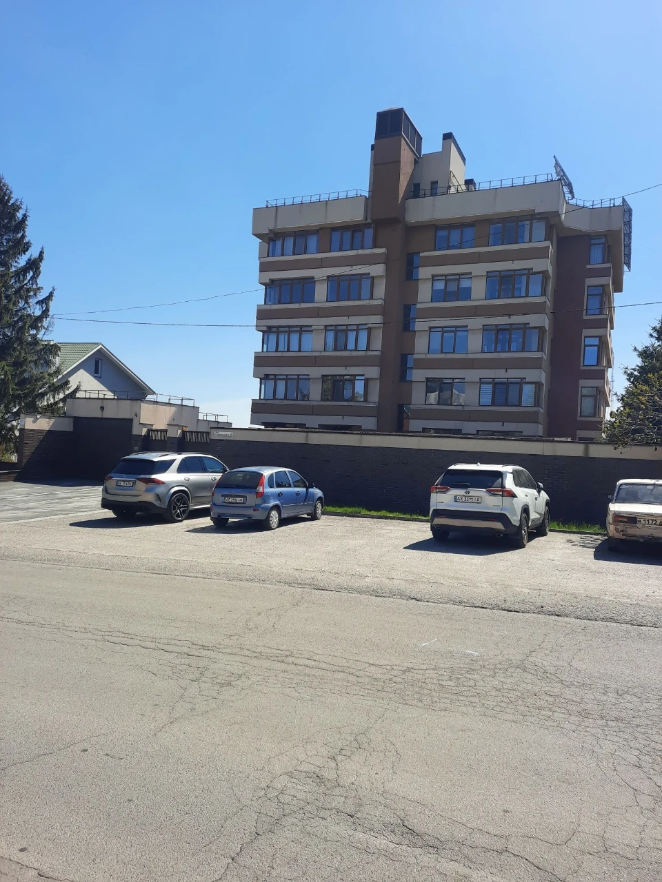 Продається 3-кімнатна квартира 160м2. Центральна частина міста. Клубний будинок