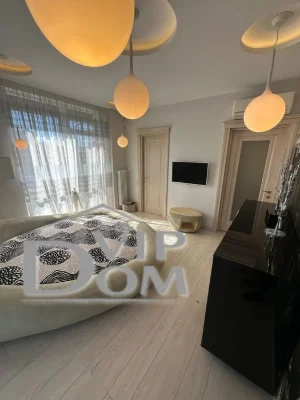 Квартира с террасой из всех комнат, три спальни., бассейн.