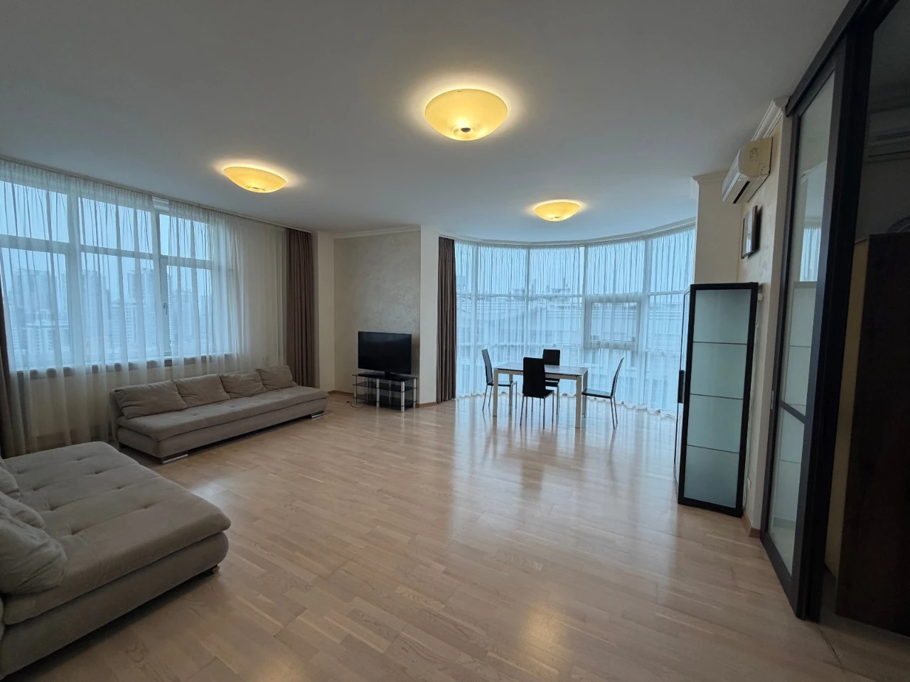 Rent 4-room apartment in residential complex "Triumph", Zverynetska, 59