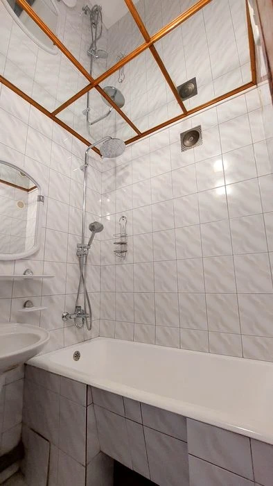Sale of 3 newly renovated apartments on Polya Ave. (Kirov), P. Orlyka
