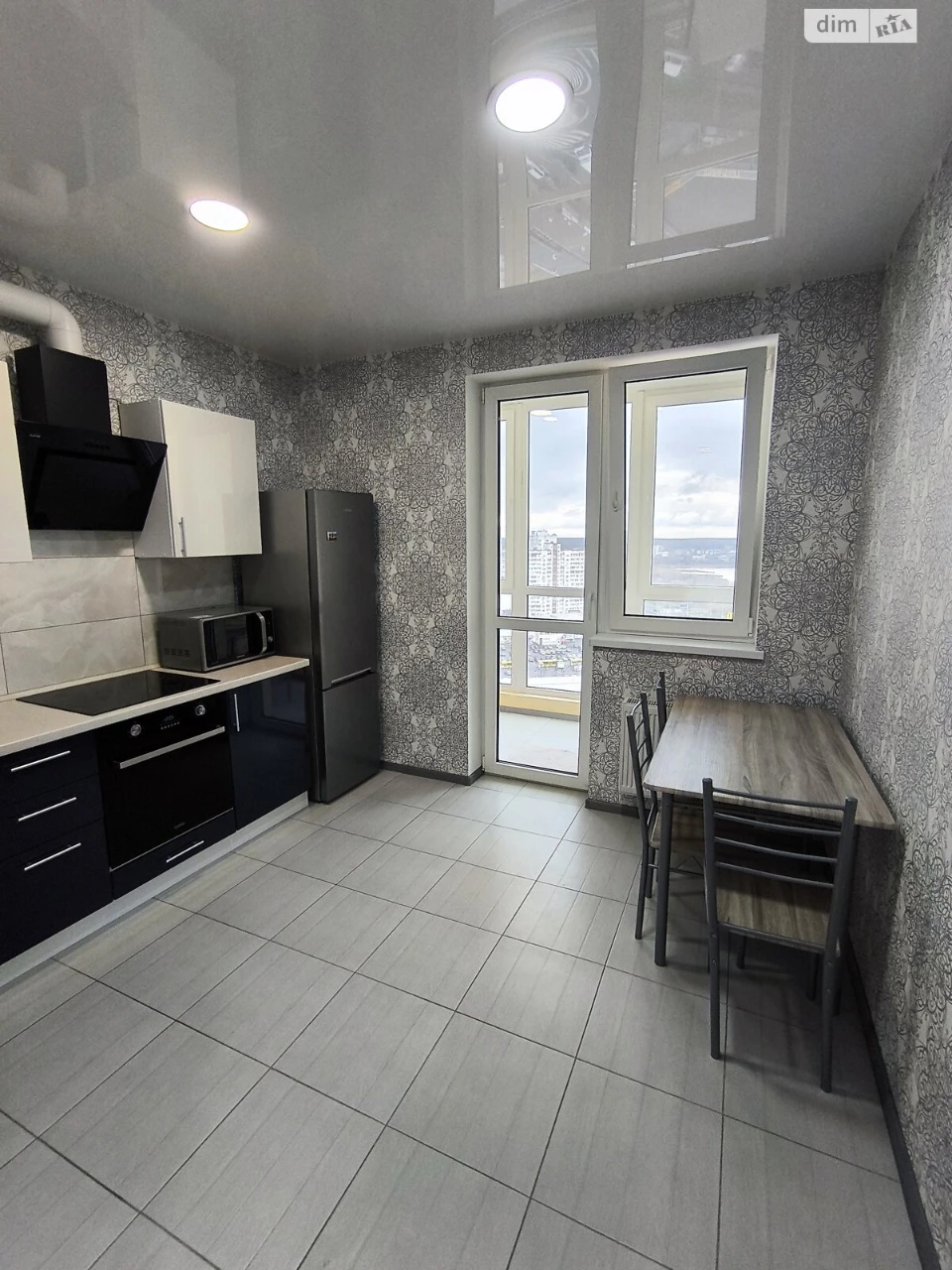 Long-Term Rental Apartment, Poczynki