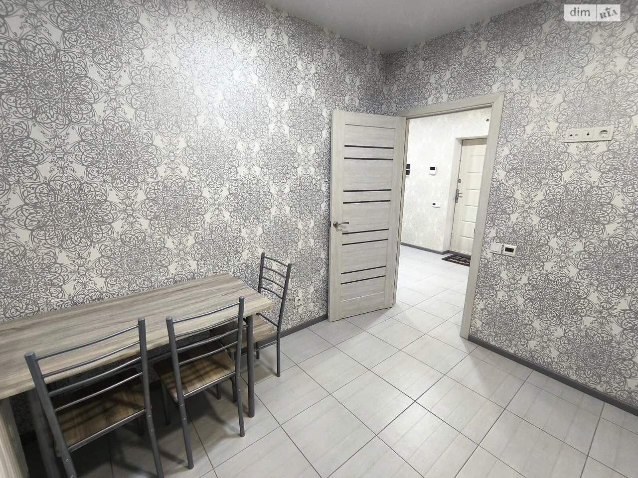 Long-Term Rental Apartment, Poczynki