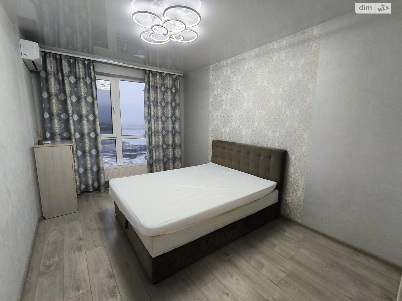 Long-Term Rental Apartment, Poczynki