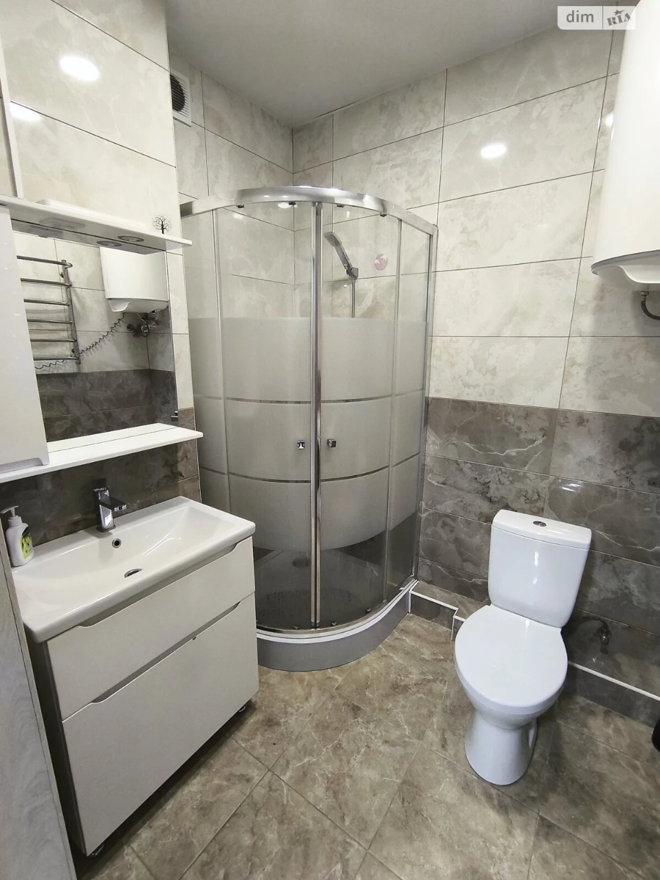 Long-Term Rental Apartment, Poczynki