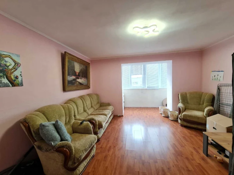 3-room apartment for renovation with furniture and appliances in a private house on Vuzh