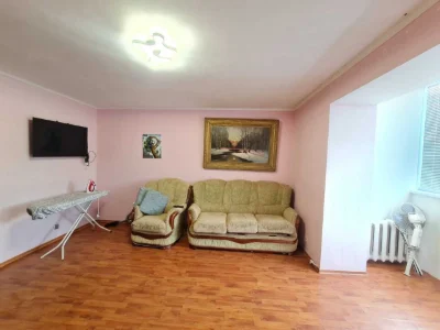 3-room apartment for renovation with furniture and appliances in a private house on Vuzh
