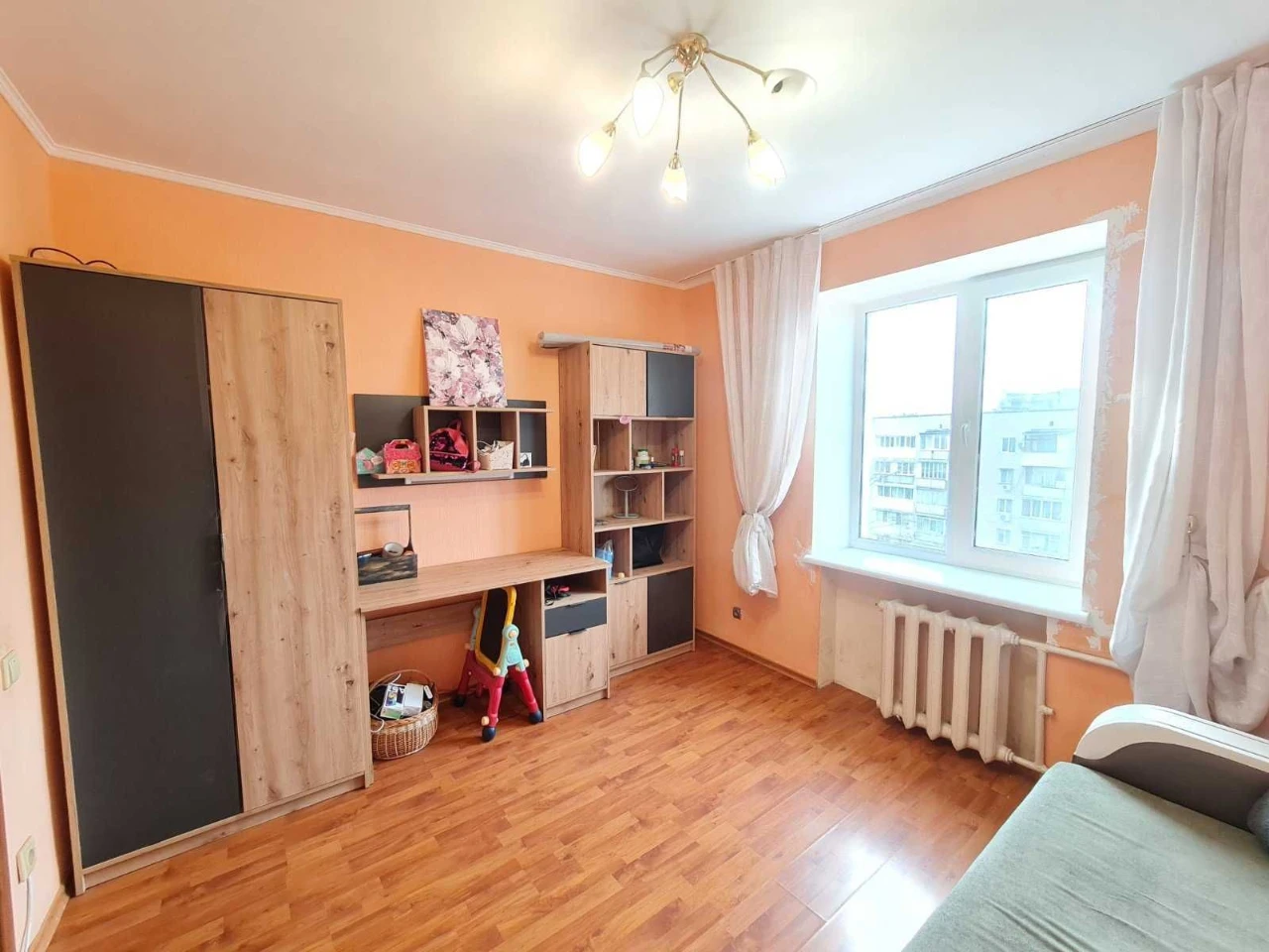 3-room apartment for renovation with furniture and appliances in a private house on Vuzh