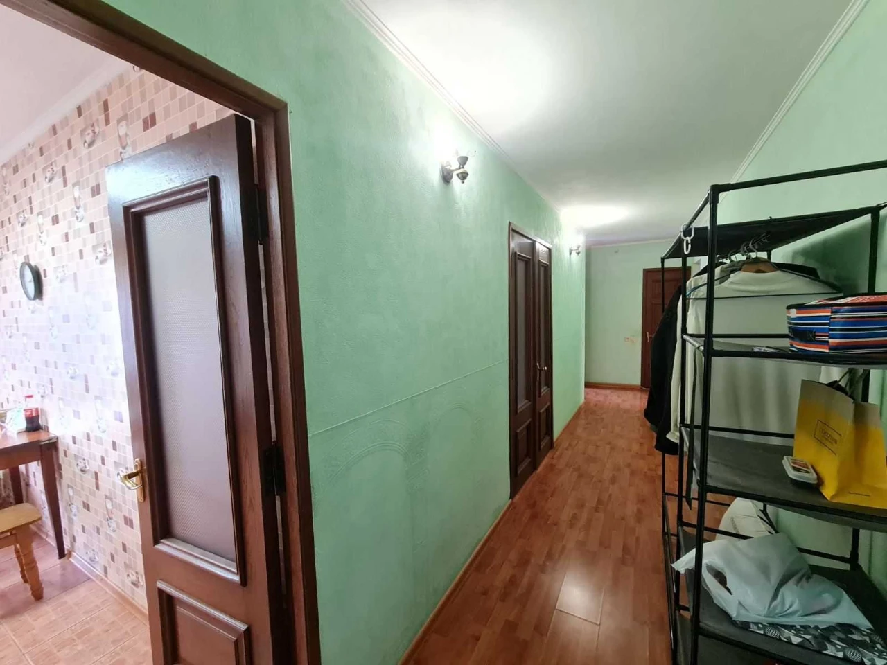 3-room apartment for renovation with furniture and appliances in a private house on Vuzh