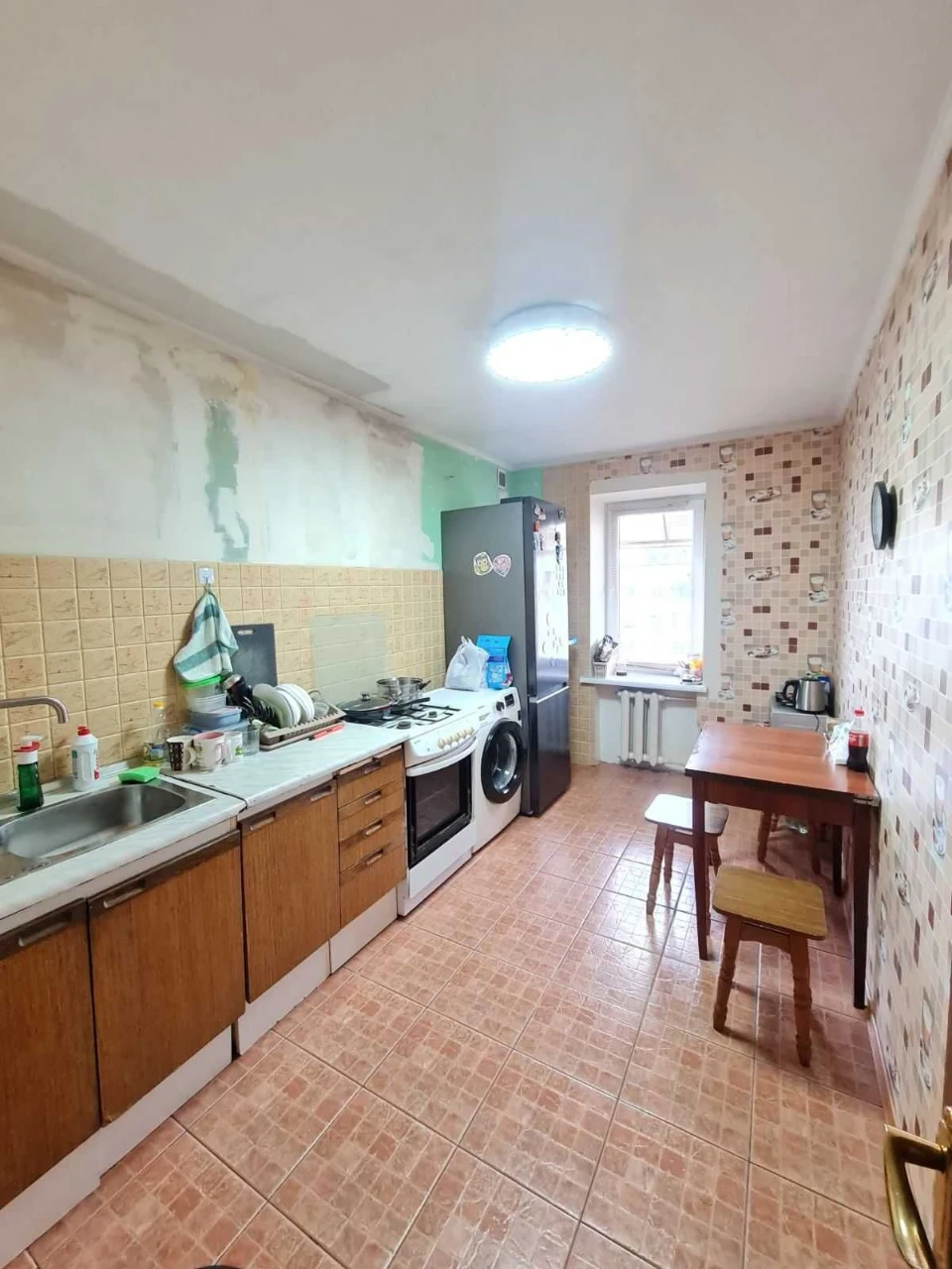3-room apartment for renovation with furniture and appliances in a private house on Vuzh
