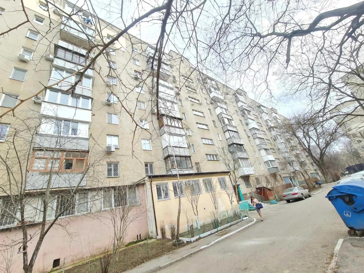 3-room apartment for renovation with furniture and appliances in a private house on Vuzh