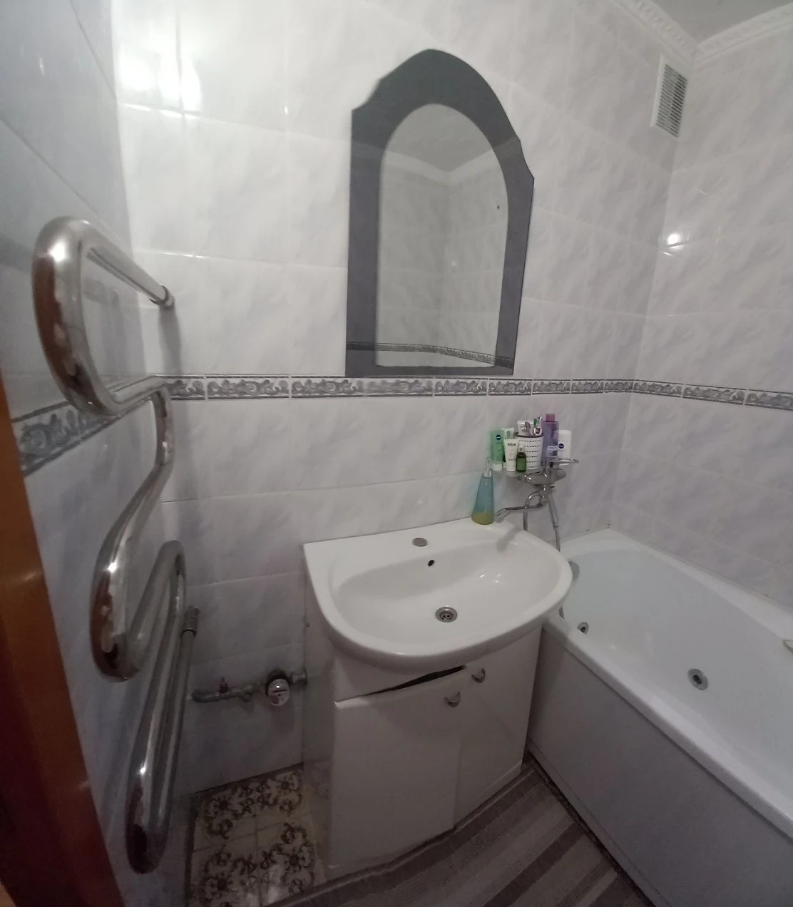 Three-bedroom apartment, metro Теремки, Glushkova st.