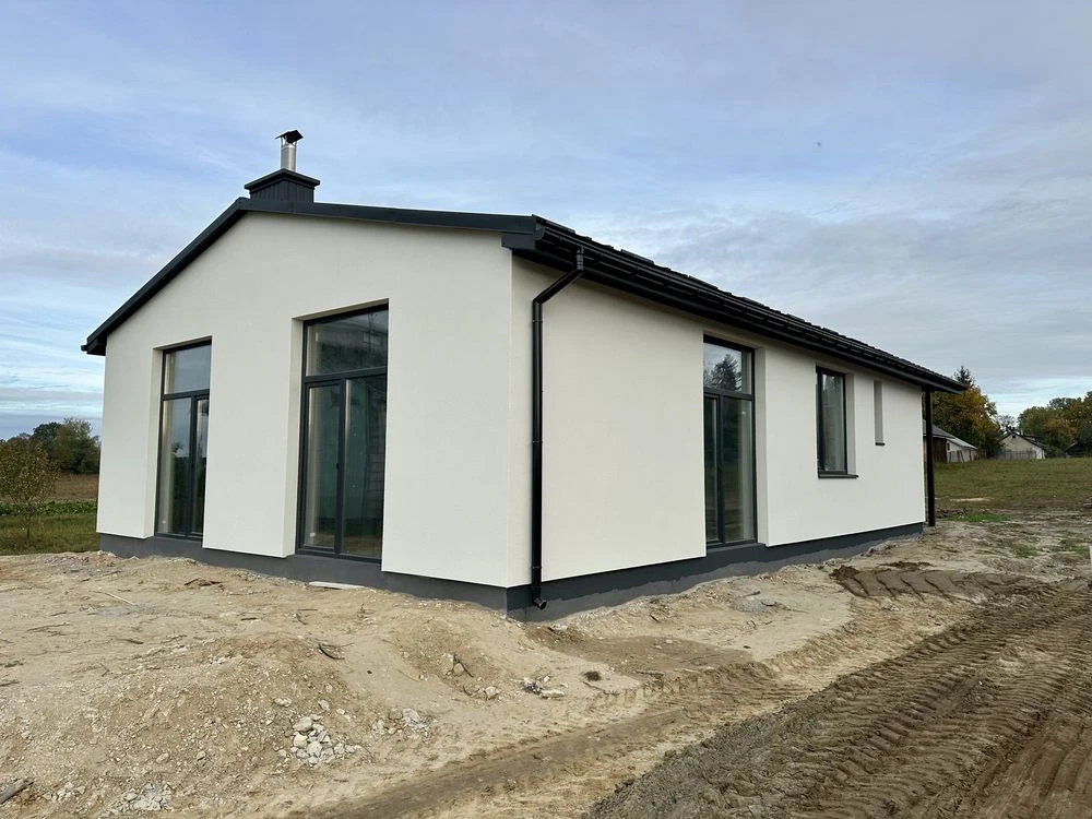 Detached brick house with convenient layout in a private plot