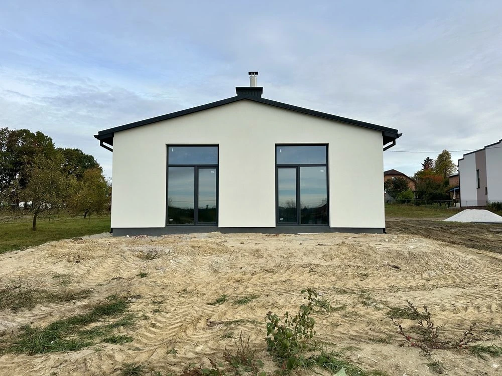 Detached brick house with convenient layout in a private plot