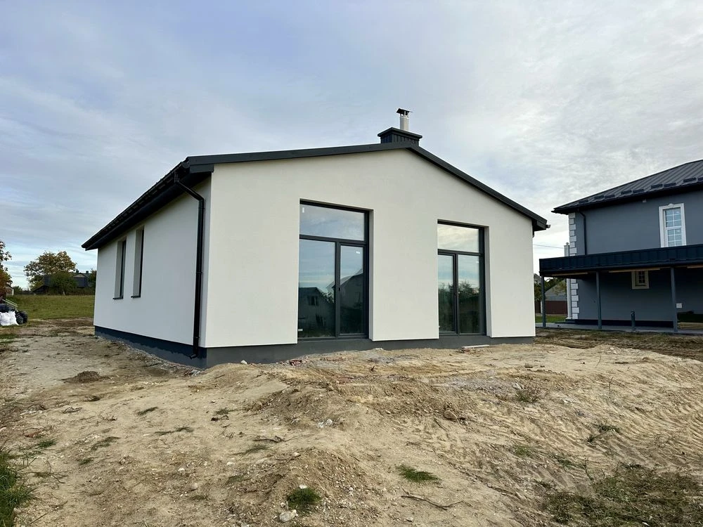 Detached brick house with convenient layout in a private plot
