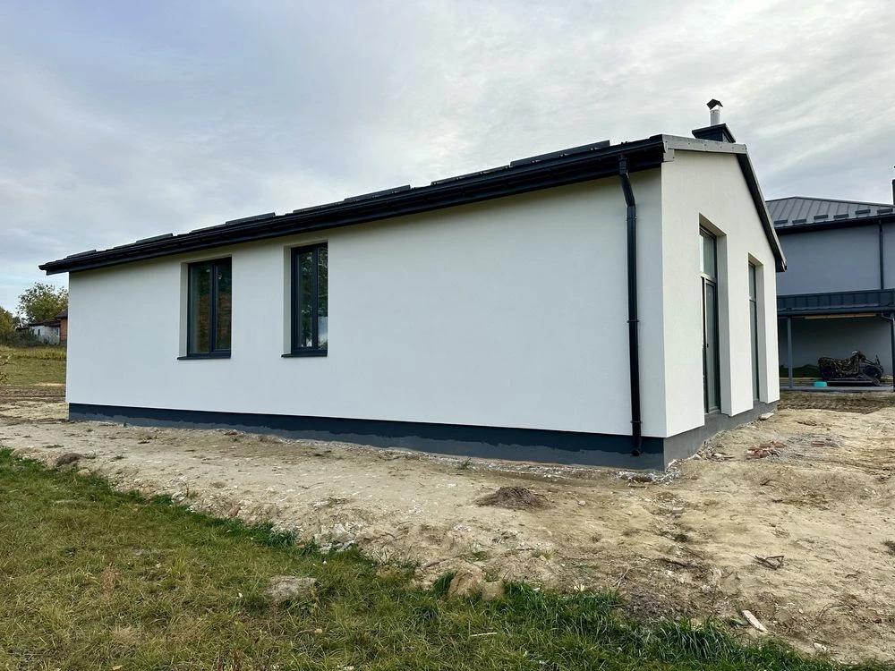 Detached brick house with convenient layout in a private plot