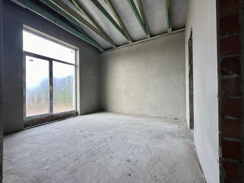 Detached brick house with convenient layout in a private plot