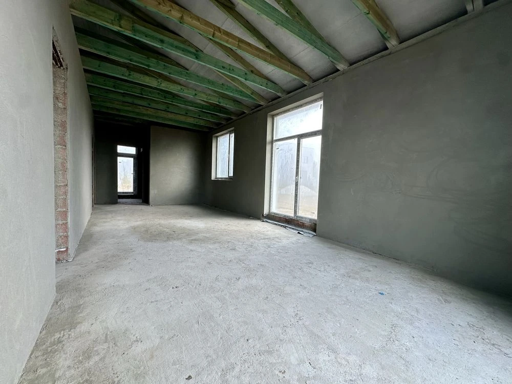 Detached brick house with convenient layout in a private plot