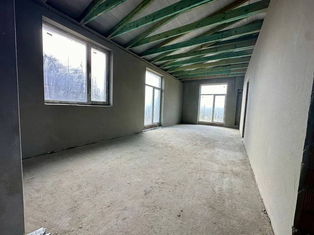 Detached brick house with convenient layout in a private plot