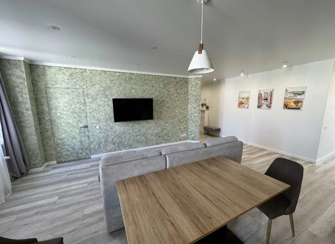 Sale of a 3-room apartment on Lustdorfskaya Road in a developed area