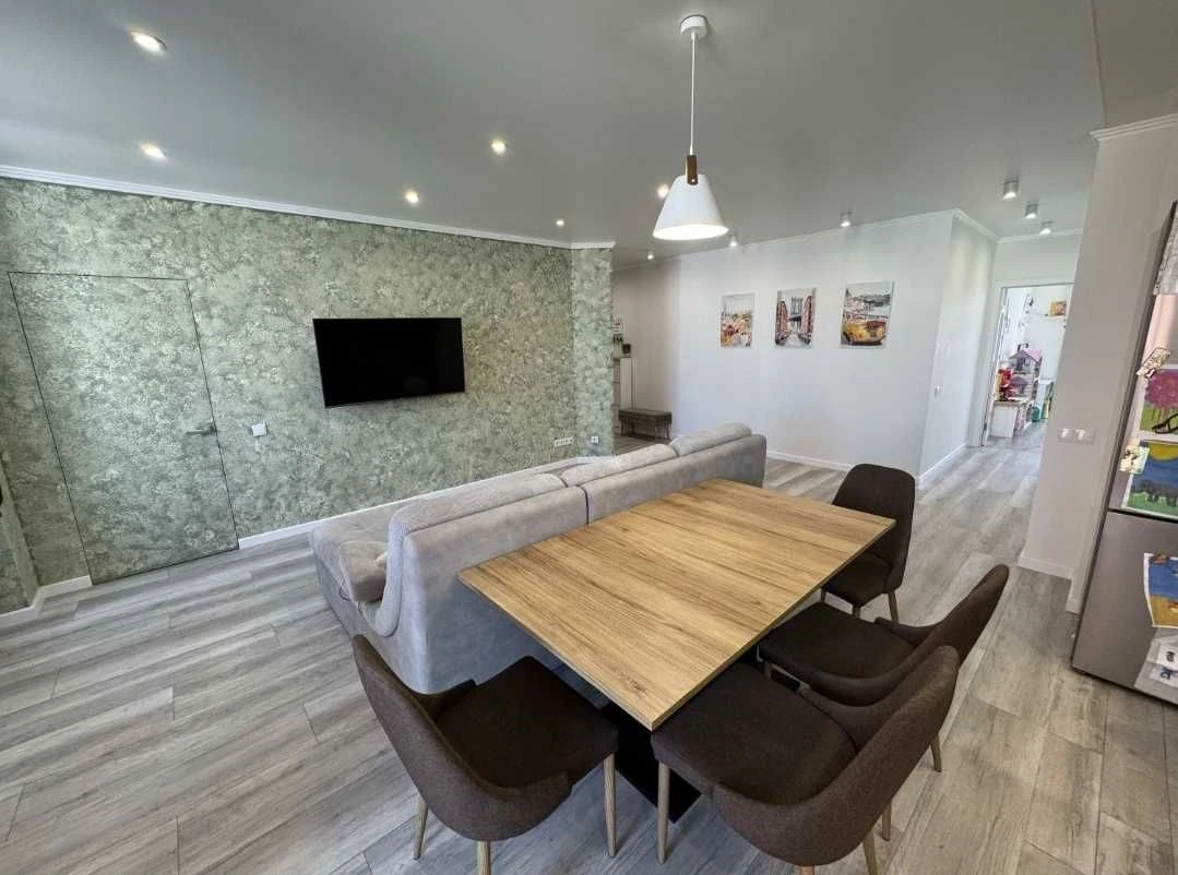 Sale of a 3-room apartment on Lustdorfskaya Road in a developed area