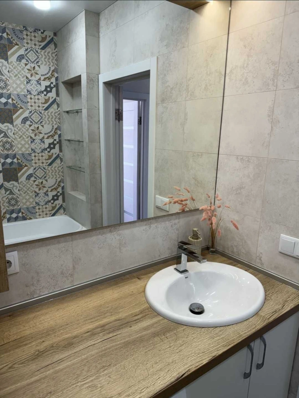 Sale of a 3-room apartment on Lustdorfskaya Road in a developed area