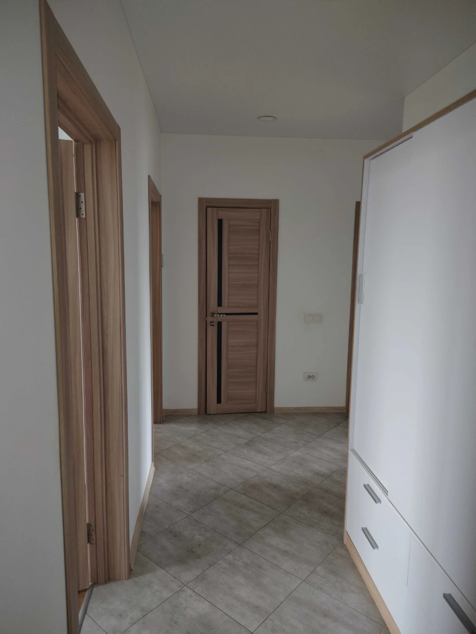2-bedroom apartment on Chornovola Street, side street