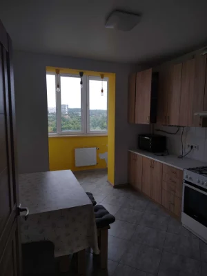 2-bedroom apartment on Chornovola Street, side street