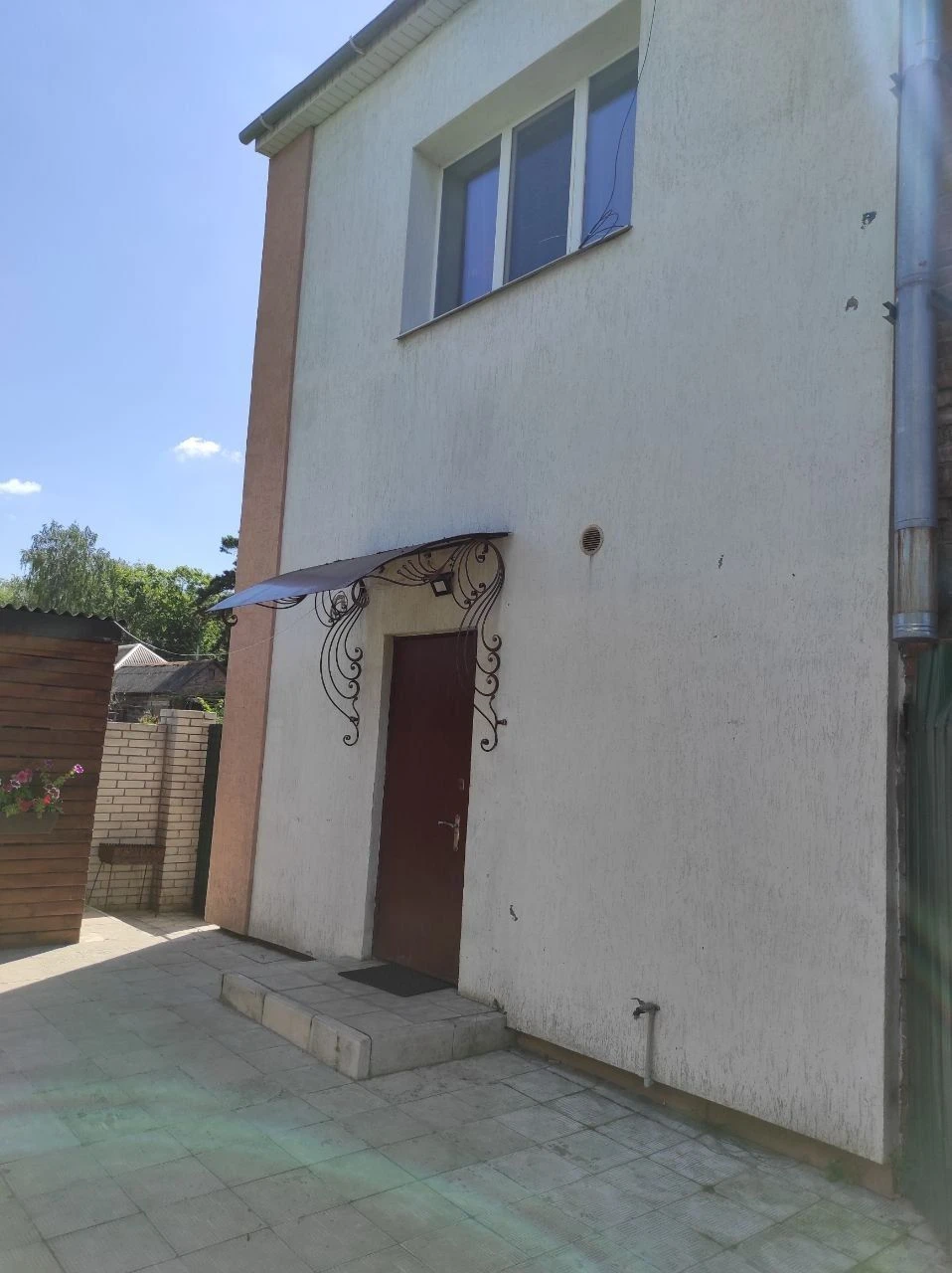 Частина будинку з власним двором. Район Лука. Від власника.