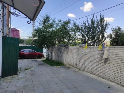 Частина будинку з власним двором. Район Лука. Від власника.