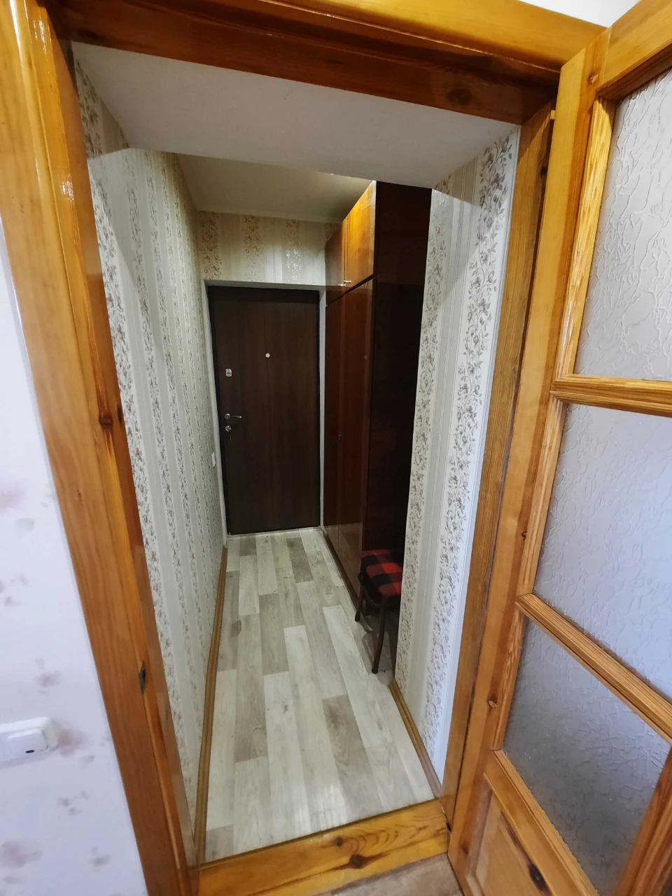 Однокімнатна квартира в цегляному будинку — велика лоджія, меблі