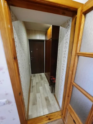Однокімнатна квартира в цегляному будинку — велика лоджія, меблі