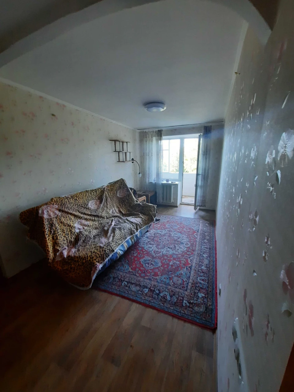 Однокімнатна квартира в цегляному будинку — велика лоджія, меблі