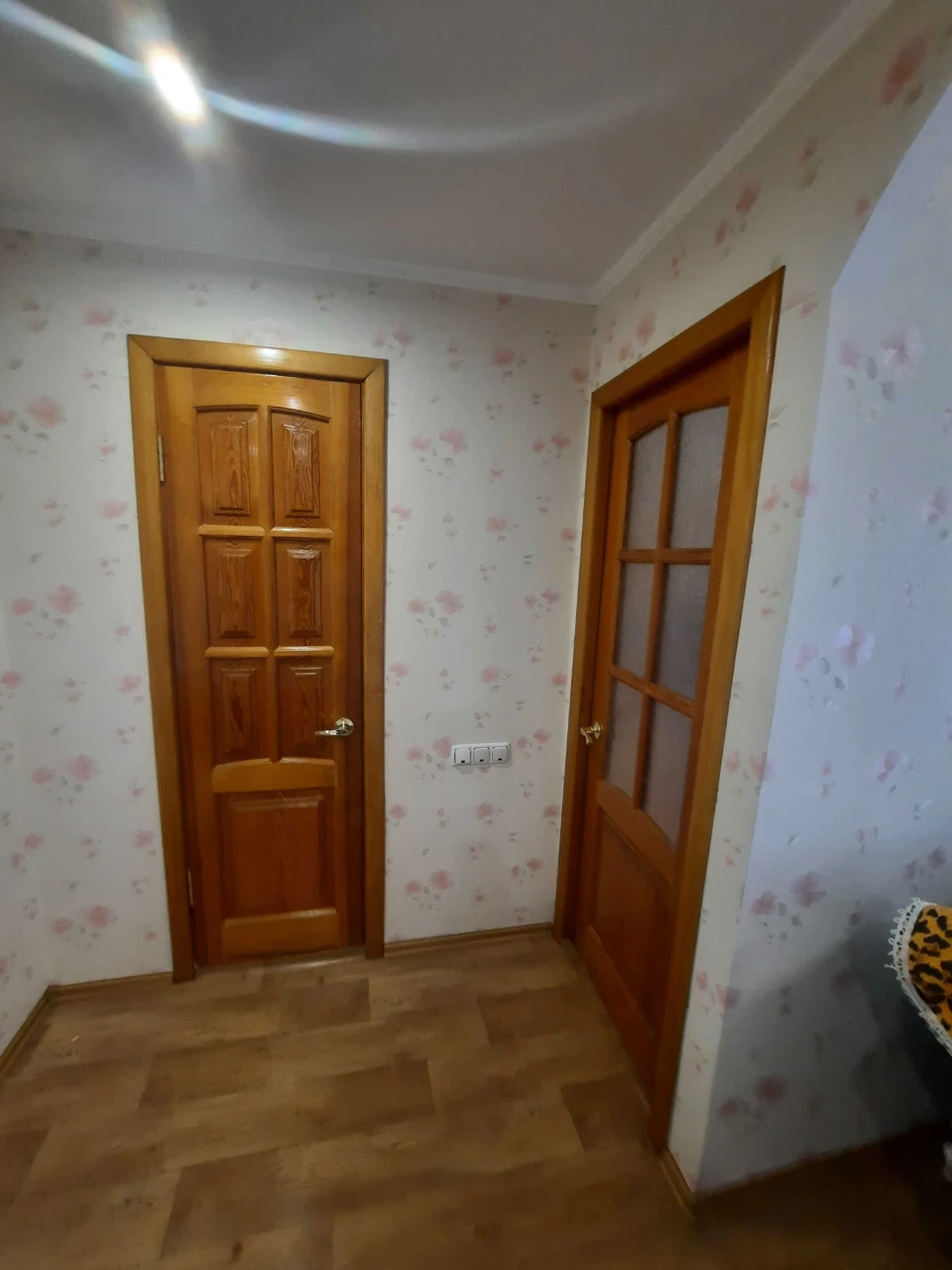 Однокімнатна квартира в цегляному будинку — велика лоджія, меблі