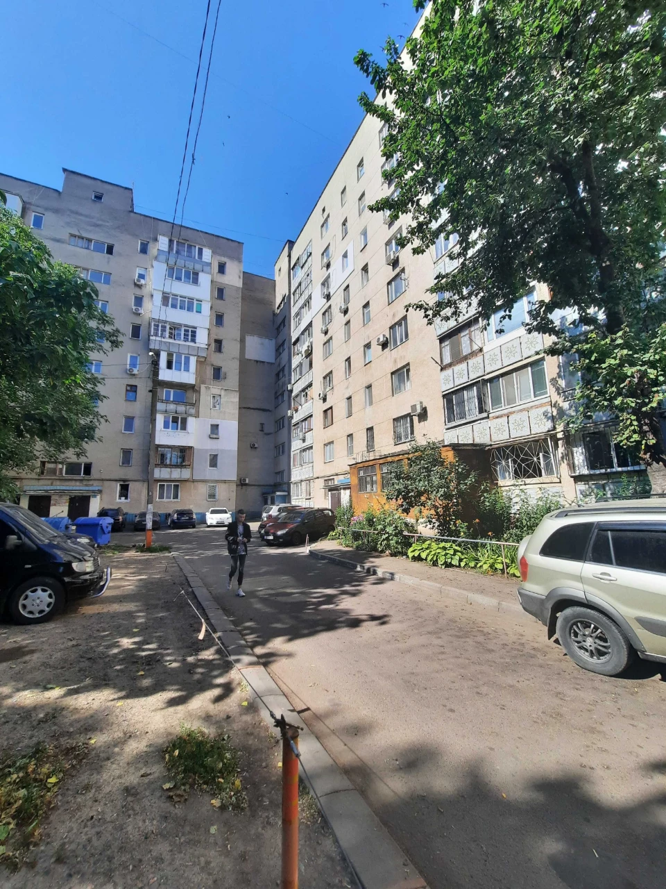 Однокімнатна квартира в цегляному будинку — велика лоджія, меблі