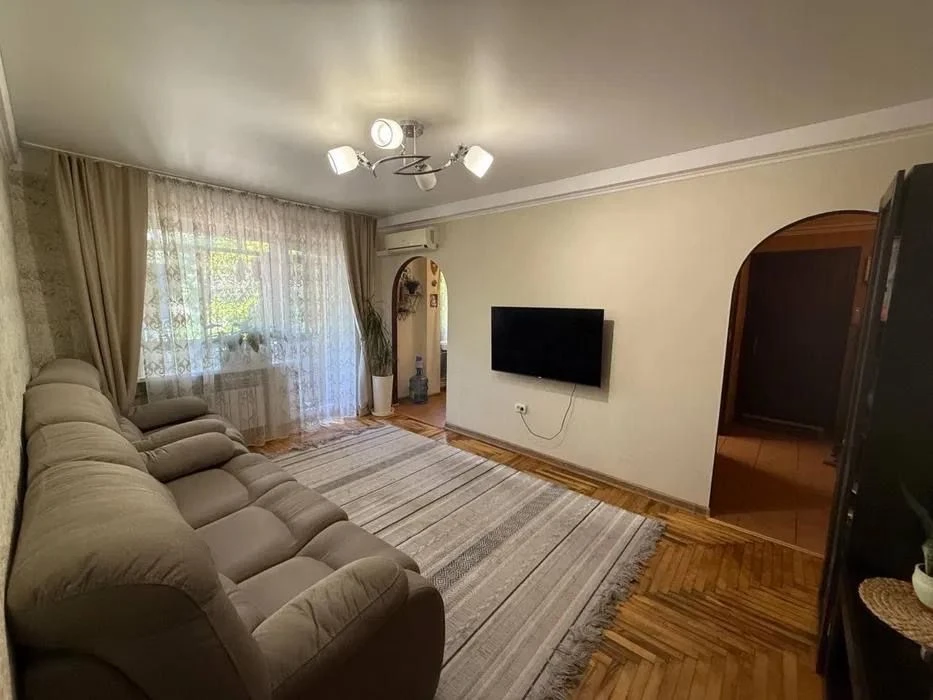 For sale 3 rooms apartment with renovation. Victory Street