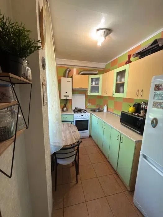 For sale 3 rooms apartment with renovation. Victory Street