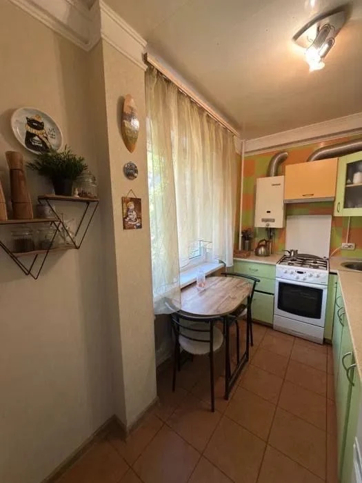 For sale 3 rooms apartment with renovation. Victory Street