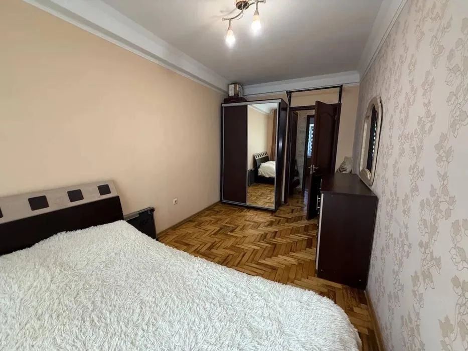 For sale 3 rooms apartment with renovation. Victory Street