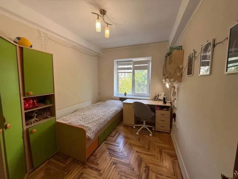 For sale 3 rooms apartment with renovation. Victory Street
