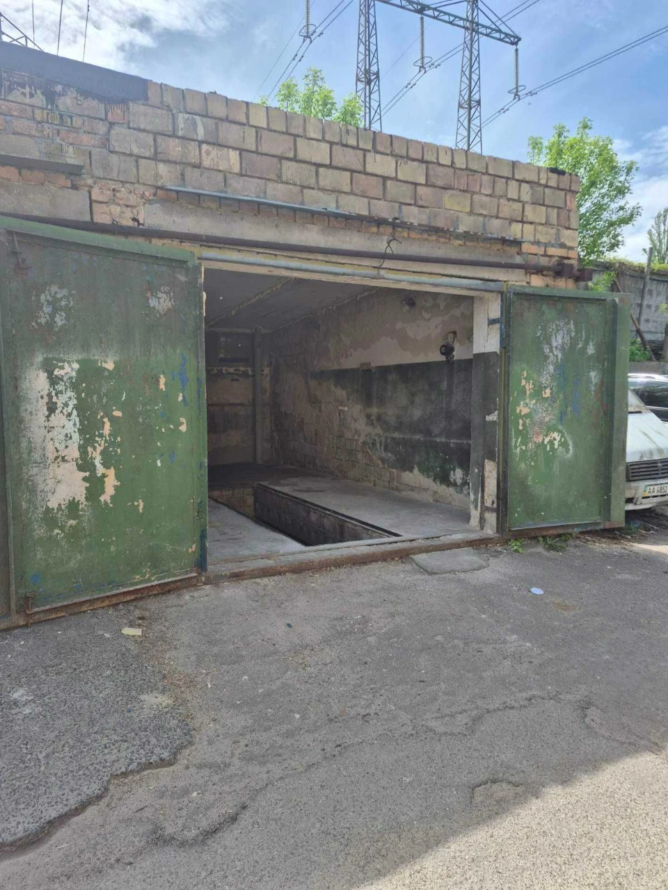 Sale of Garage at "Tulip" Cooperative, Vykhovs' Street, 6b