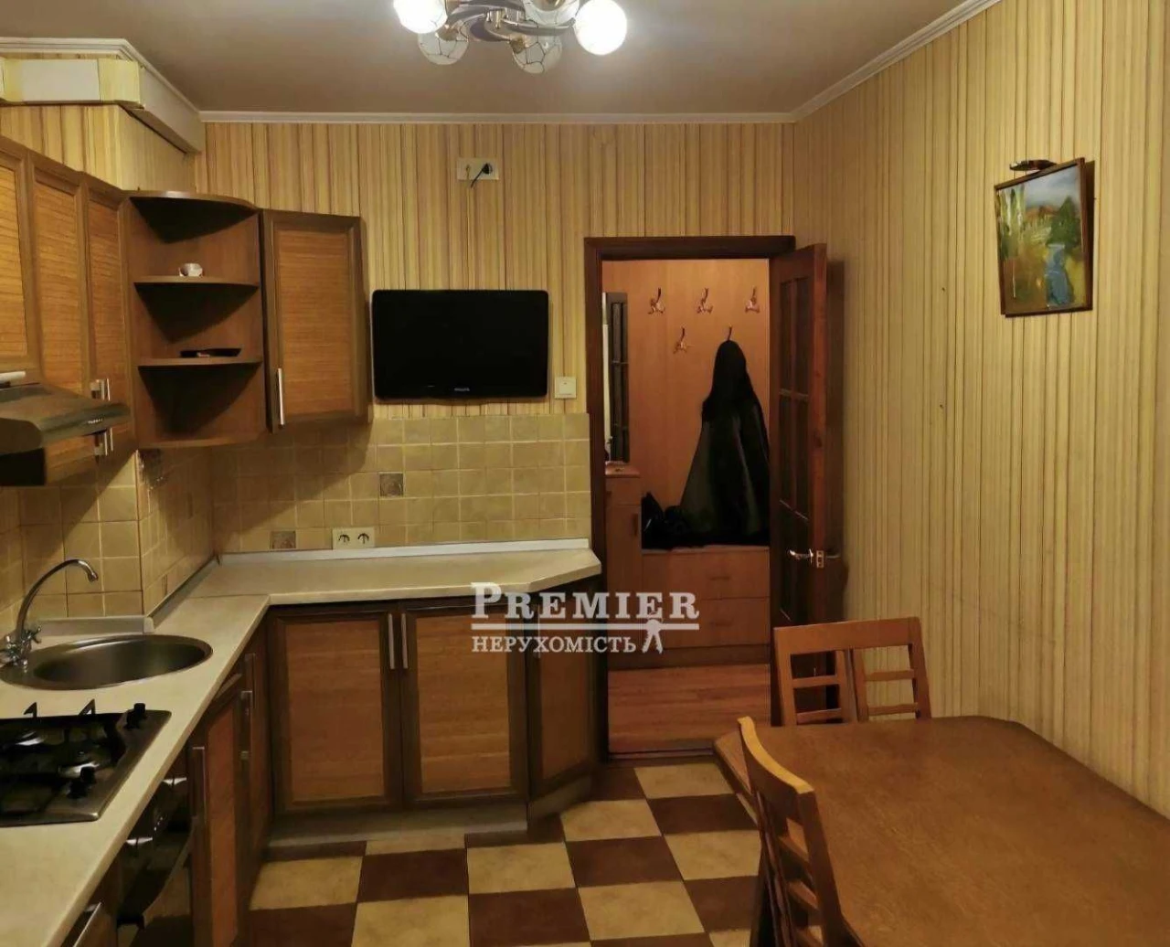 For Sale: 3-Bedroom Apartment on Krymsky Boulevard!