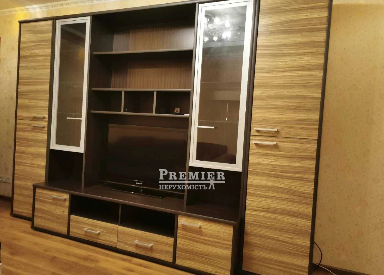 For Sale: 3-Bedroom Apartment on Krymsky Boulevard!