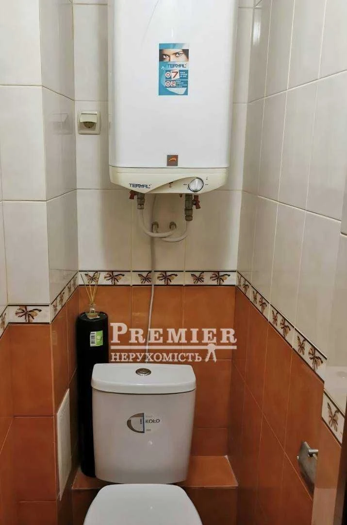 For Sale: 3-Bedroom Apartment on Krymsky Boulevard!