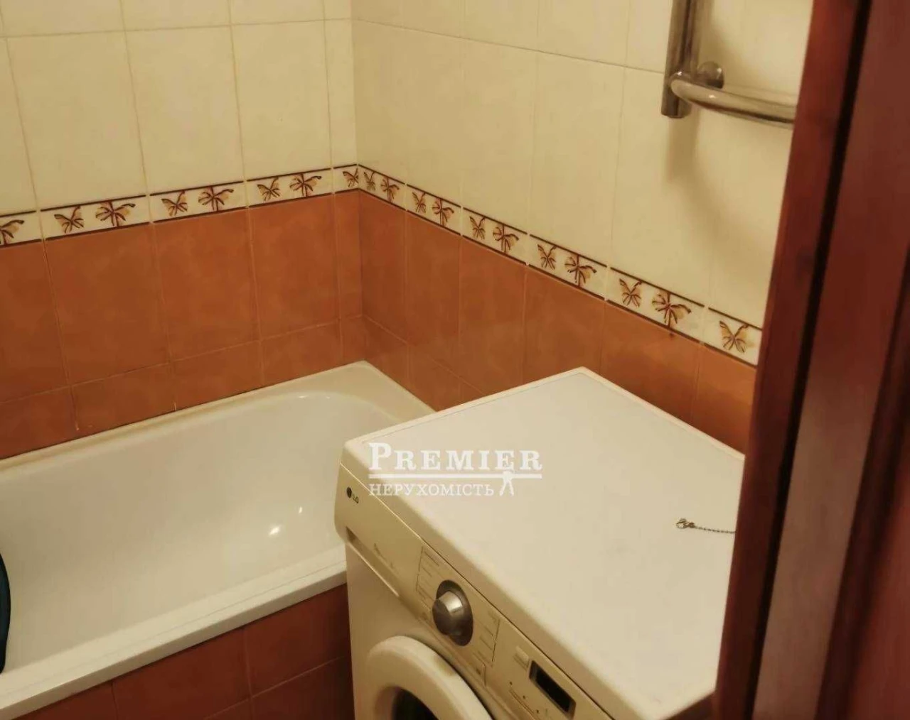 For Sale: 3-Bedroom Apartment on Krymsky Boulevard!