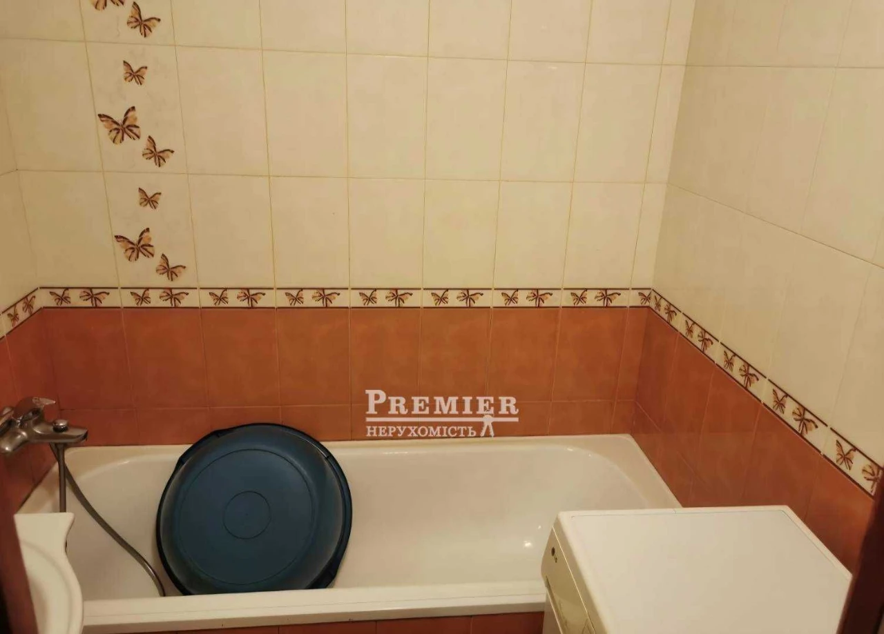 For Sale: 3-Bedroom Apartment on Krymsky Boulevard!
