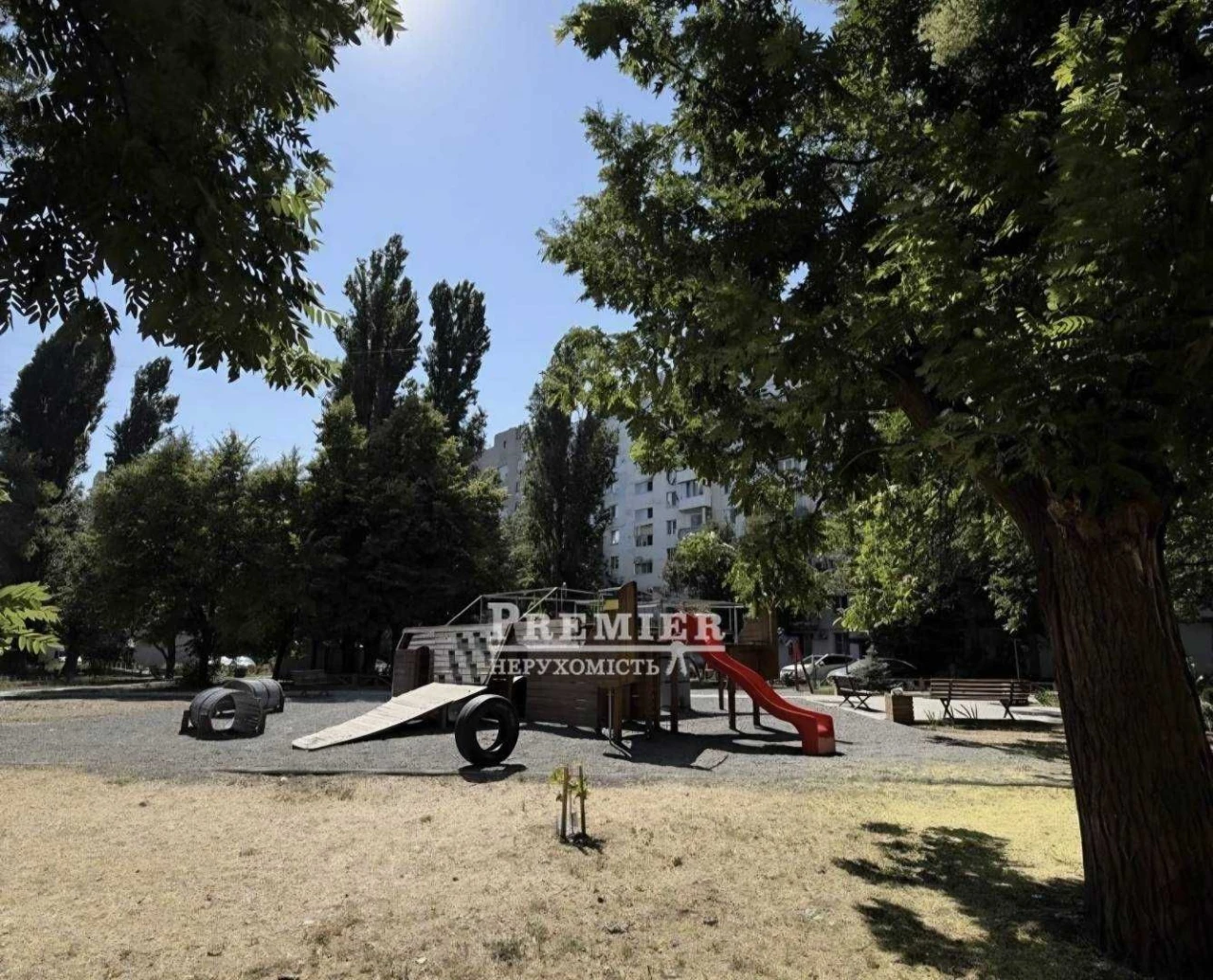 For Sale: 3-Bedroom Apartment on Krymsky Boulevard!