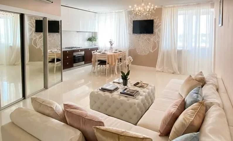 Stylish 3-bedroom apartment with a view of Chestnut Avenue